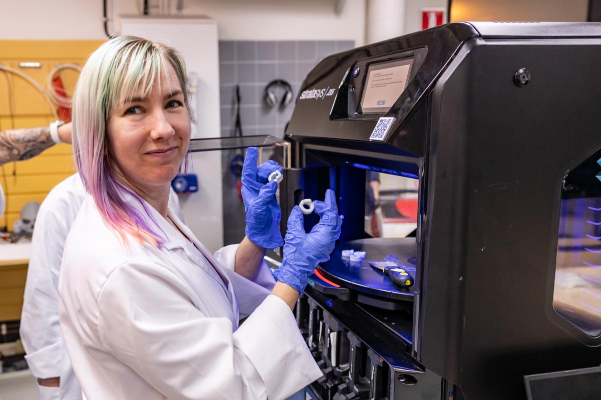 Stratasys J35 med roterande platta. Studenten Linda Andersson visar några applikationer som printats i den.