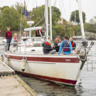 Segelbåt i hamnen