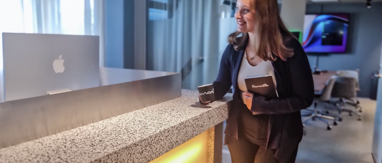 Nicole Nikolausson, klippassistent på Fremantle, står vid receptionsdisken.